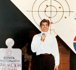 Пламен Русев на сцената на първото голямо събитие на живо, което той продуцира през 1993 г. Това беше лична версия на неговото бестселър радио шоу - Advertising Rally. Това събитие също беше предавано на живо по радиото.