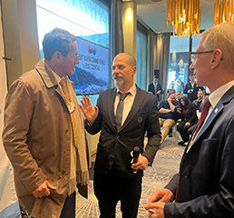 Пламен Русев с Ричард Куест от CNN и министър-председателя на България акад. Николай Денков на големите финали на Founders Games в Давос